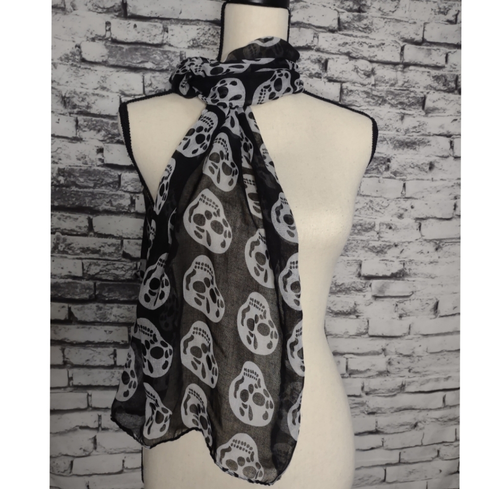 Black and white scarf